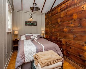 The Corn Crib Is A Fully Furnished Rental Cabin In The City, With A Country View - Indianola - Habitación
