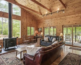 Beautiful year-round Adirondack rental on Paradox Lake - Schroon Lake - Living room