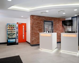easyHotel Croydon - Croydon - Front desk