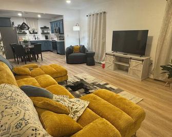 Charming 2-bedroom house with WiFi in Port Neches - Port Neches - Living room