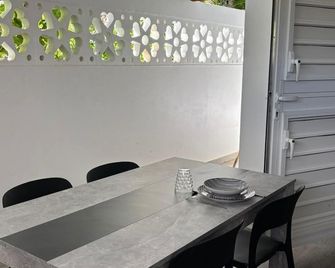 Hostel Toucan Tropikana - Rémire-Montjoly - Comedor