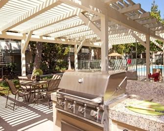 Gorgeous Campbell 2BR w/ Pool & BBQ, 10 mins to Netflix, by Blueground - Campbell - Патіо