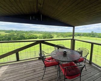 The Red Magnolia - Private Cabin on 27 Acres/Stocked Pond/Fishing/Longhorns - Ennis - Balkon