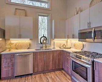 Upscale and Quiet Paducah Retreat on 15 Acres! - Paducah - Kitchen