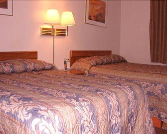 Utica Rest Inn - Utica - Bedroom
