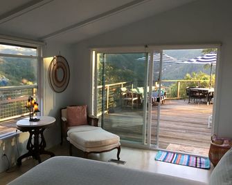 Mountaintop Open Home Living-Pool, Hot Tub & Views! - Ukiah - Balcony