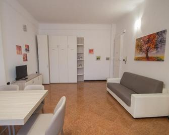 Monolocale nelle mura antiche a 80 mt dal mare - Varazze - Living room