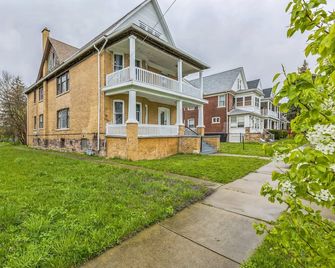 Cozy Upper Flat Minutes From Niagara Falls 3 Bedroom Apts - Niagara Falls - Building