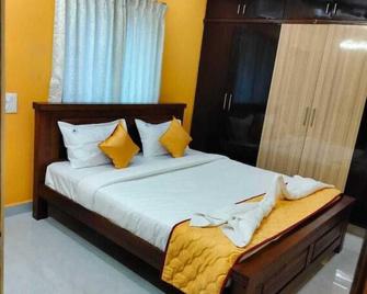Tirumala Premium Home Stay - Tirupati - Bedroom