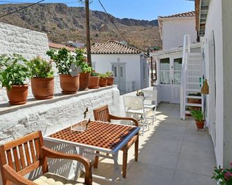 A Sea-licious Vacation - Chic Style in Hydra - Hydra - Balcón