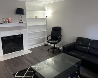 Beautiful 1-bedroom Townhome with nice amenities - Alief - Living room