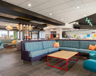 Tru By Hilton Oshkosh - Oshkosh - Lobby