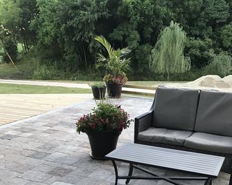 Restored farmhouse just steps from the Katy Trail - Rhineland - Patio