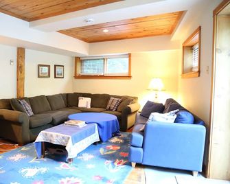 Forest View Chalet Unit with Hot Tub and Seasonal Salt Water Pool - Markdale - Living room