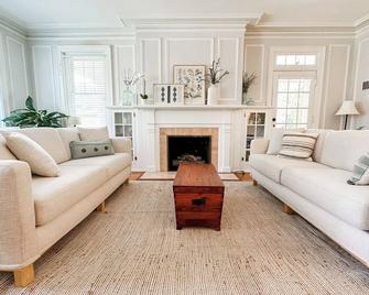 Entire Historic Home with 3620Sqft Perfect for Families - Goldsboro - Wohnzimmer