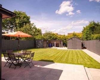 Orchid Lodge - Two Bed Generous Flat - Parking, Netflix, Wifi - Close To Blenheim Palace & Oxford - F4 - Kidlington - Patio