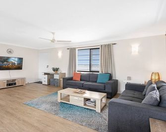 Spacious 3-Bed Home with Large Balcony - Scarness - Living room