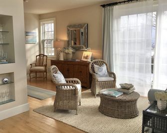 Twin Ponds Waterfront Guest house - East Boothbay - Living room