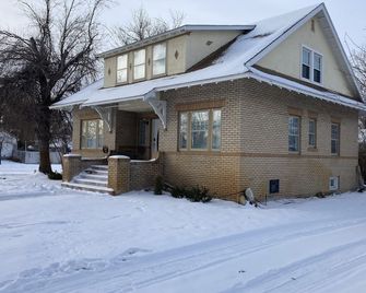 A quaint Bed & Breakfast in a historic home in Choteau, MT. - Choteau - Building