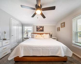Euclid Eclipse 3 BR 1 bath w king bed for up to 7 guests - Euclid - Bedroom