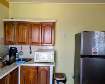 Cozy Vacation House - Scotts Head Village - Cocina