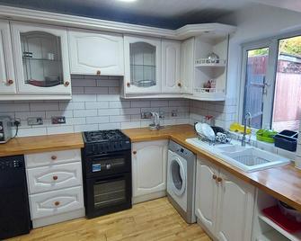 Stunning House in Hallgreen Birmingham, England - Birmingham - Kitchen