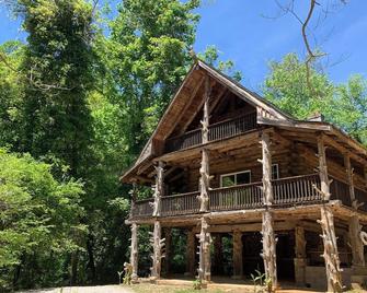 Secluded Lake Front Log Cabin - Lovingston - Building