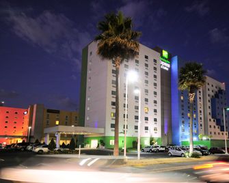 Holiday Inn Express & Suites Toluca Zona Aeropuerto By IHG - Toluca - Bygning