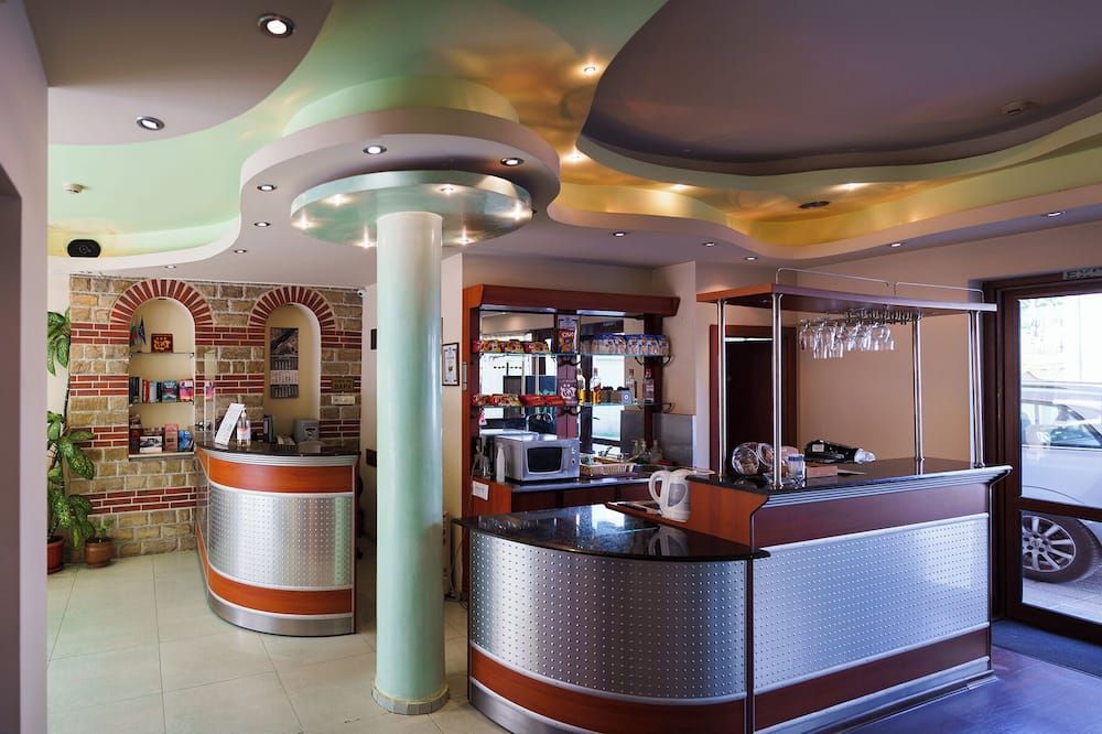 Dionis Hotel - וארנה
