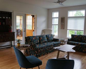 Secluded 4-Season Country Home - Lake+hot Tub+ev. Pet Friendly! - Apsley - Living room