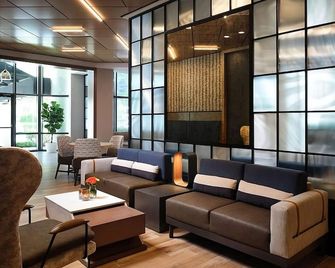 Vacation Awaits! Pool & Jacuzzi, Short Drive to Balboa Pier and Newport Beach - Irvine - Lounge