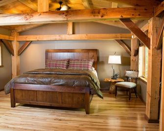 Come relax & enjoy our luxury log cabin, watch barges on banks of the Ohio River - Cannelton - Bedroom