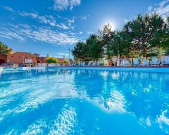 Stunning Lake Views, King Loft, Dog Friendly Heated Pools Beach Aqua Park - Fintry - Piscina