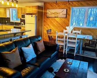 Haliburton Highlands Cottage Retreat - Your Summer Getaway Imagined! - Eagle Lake - Living room