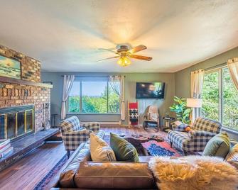 Olympic Retreat:3 BR, detached cottage & hot tub close to Olympic National Park! - Sekiu - Sala de estar