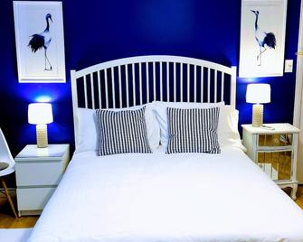 Sparkling Clean Beautiful Brand New Designer Studio with Pool Access - Kendall - Bedroom