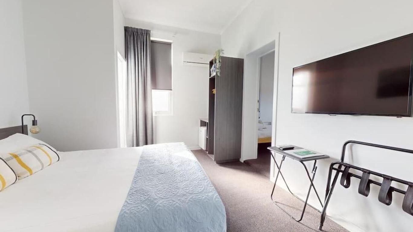 دكتور سينتاكس هوتل