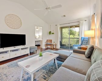 52F True Blue Golf Getaway condo by Peace Vacations - Pawleys Island - Living room