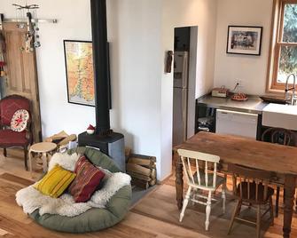 Monthly rental cottage with parking & garden in downtown Crested Butte - Crested Butte - Dining room