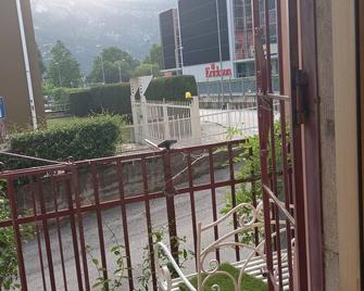 Romantic green-blue abode for couples in love, away from the city chaos - Trente - Balcon