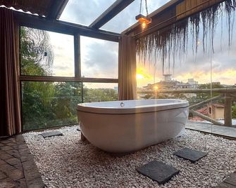 300mts da Praia de Jurerê | Muito Conforto - Pousada Asa Delta Jurerê - Florianopolis