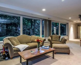 Private retreat minutes from GW P/way, DC, airport - McLean - Sala de estar