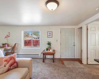 Flamingo Hideaway 1-Bed Suite Near Downtown - Twin Falls