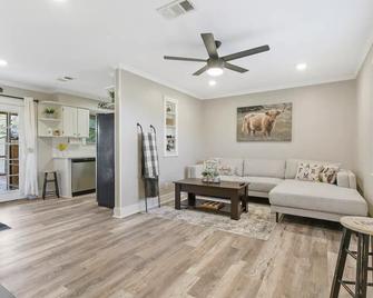 Red Brick Farm House - Taylor - Living room