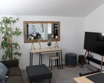 Vibrant Los Angeles Casita - Los Angeles - Living room