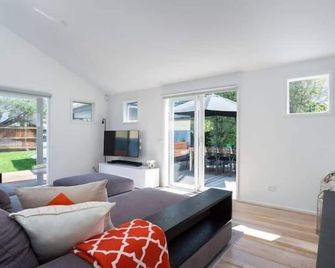 Your Perfect Beach Getaway! Pool, Outdoor Kitchen & Room to Unwind - Blairgowrie - Sala de estar