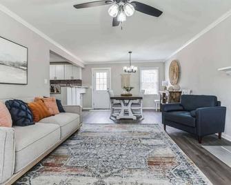 Charming Farmhouse Retreat in Madison AL - Madison - Sala de estar