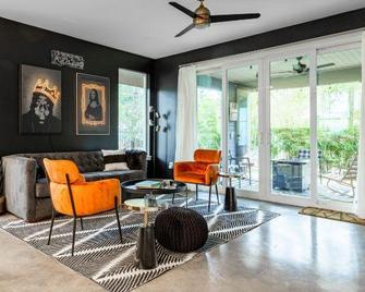 Rainey St - 6min walk - 6th St - 3min drive - Austin - Living room