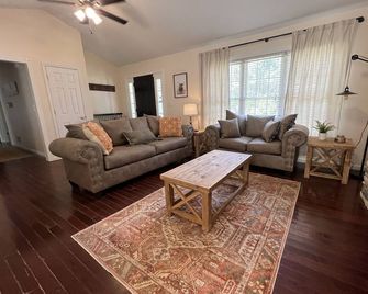Private cottage Great for hiking, ATVs - Boaz - Living room