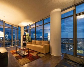Spacious 3 Bedroom with stunning city view - Brampton - Living room